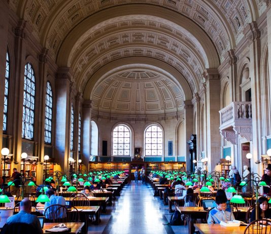 Rất đông sinh viên tìm đến phòng học Thư viện Công cộng Boston